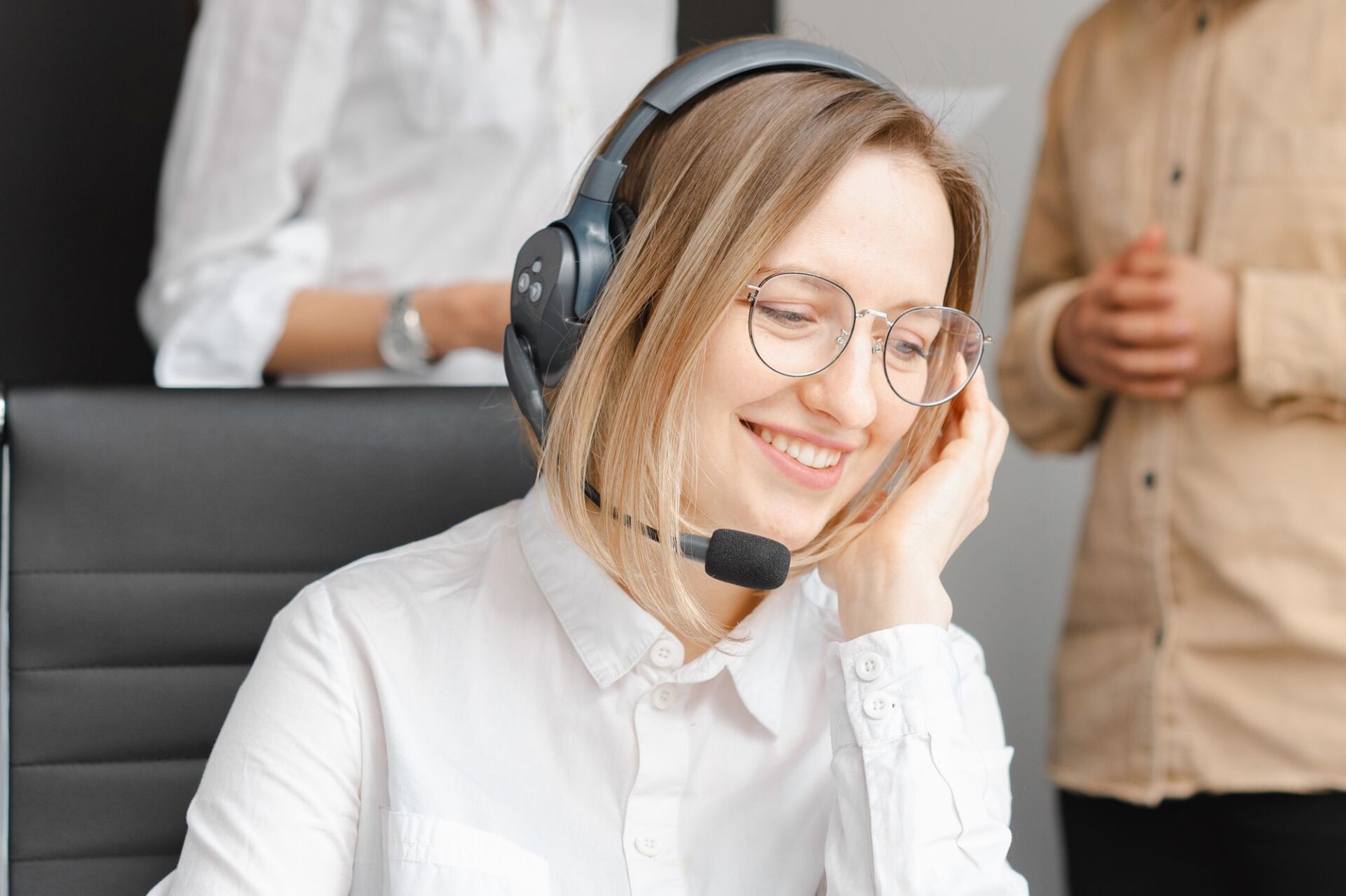 Consultant met headset in gesprek